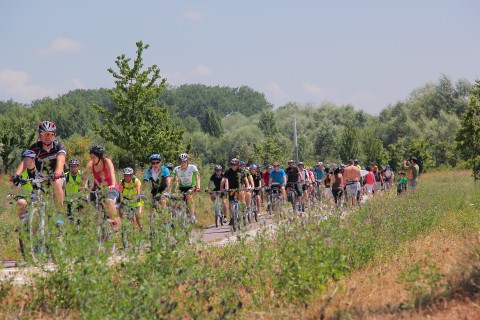 Txirrindulariak itzulia egiten