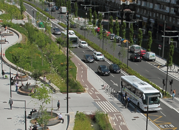 Gasteiz hiribidearen ikuspegia, autobus, oinezko eta autoekin